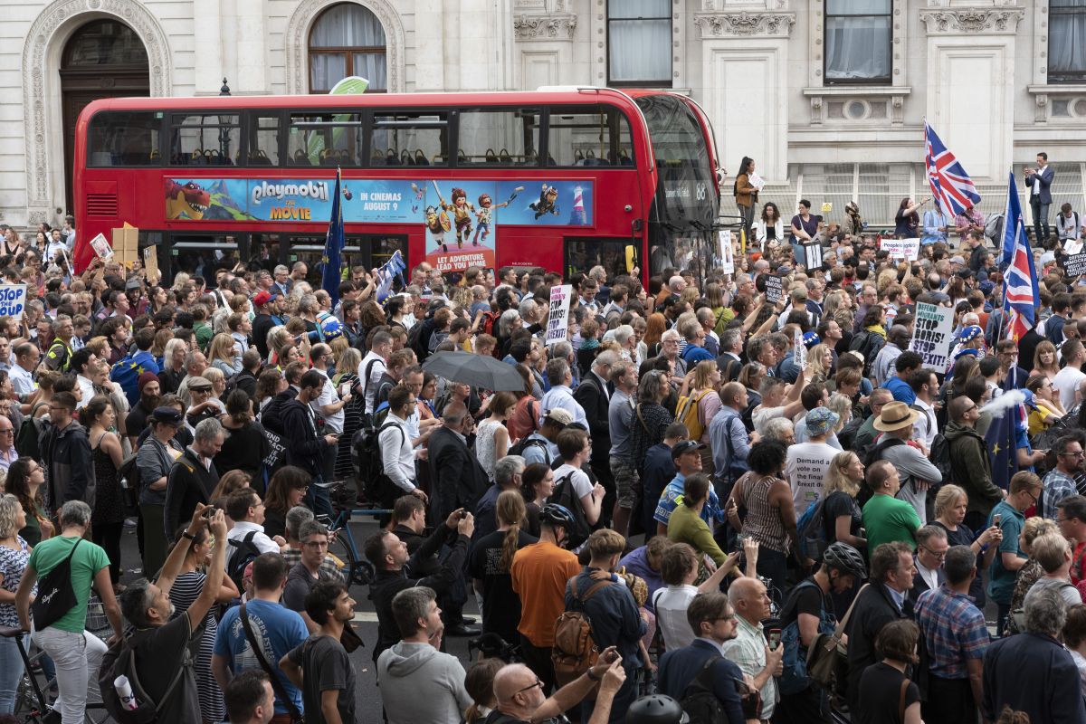 Thousands protest against parliament suspension in Britain