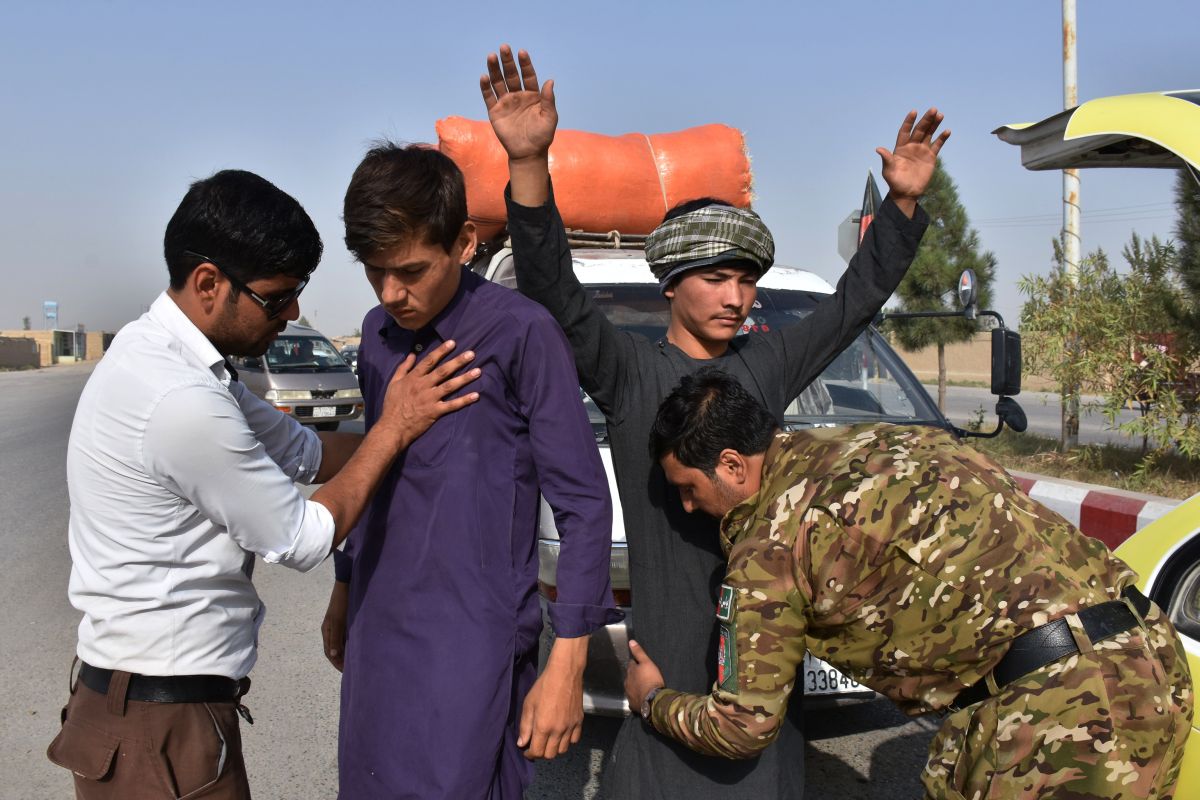 15 injured in blast hits Afghan polling centre