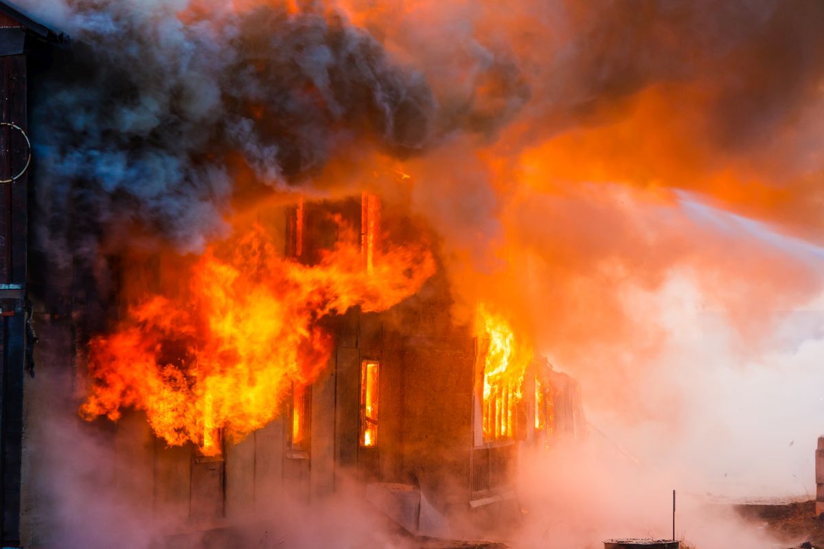 11 dead after fire breaks out at hospital in Rio de Janeiro