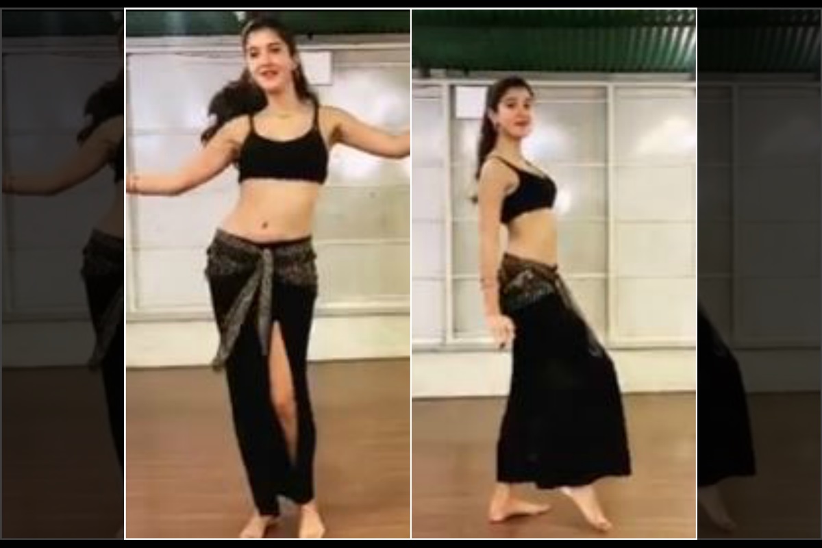 Shanaya Kapoor looks Bollywood ready as she shows off her belly dance moves