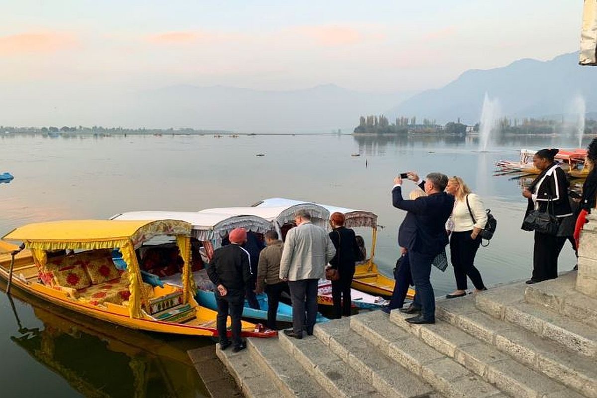 Amid clashes, violence, EU MPs assess situation in Kashmir, take boat ride in Dal Lake