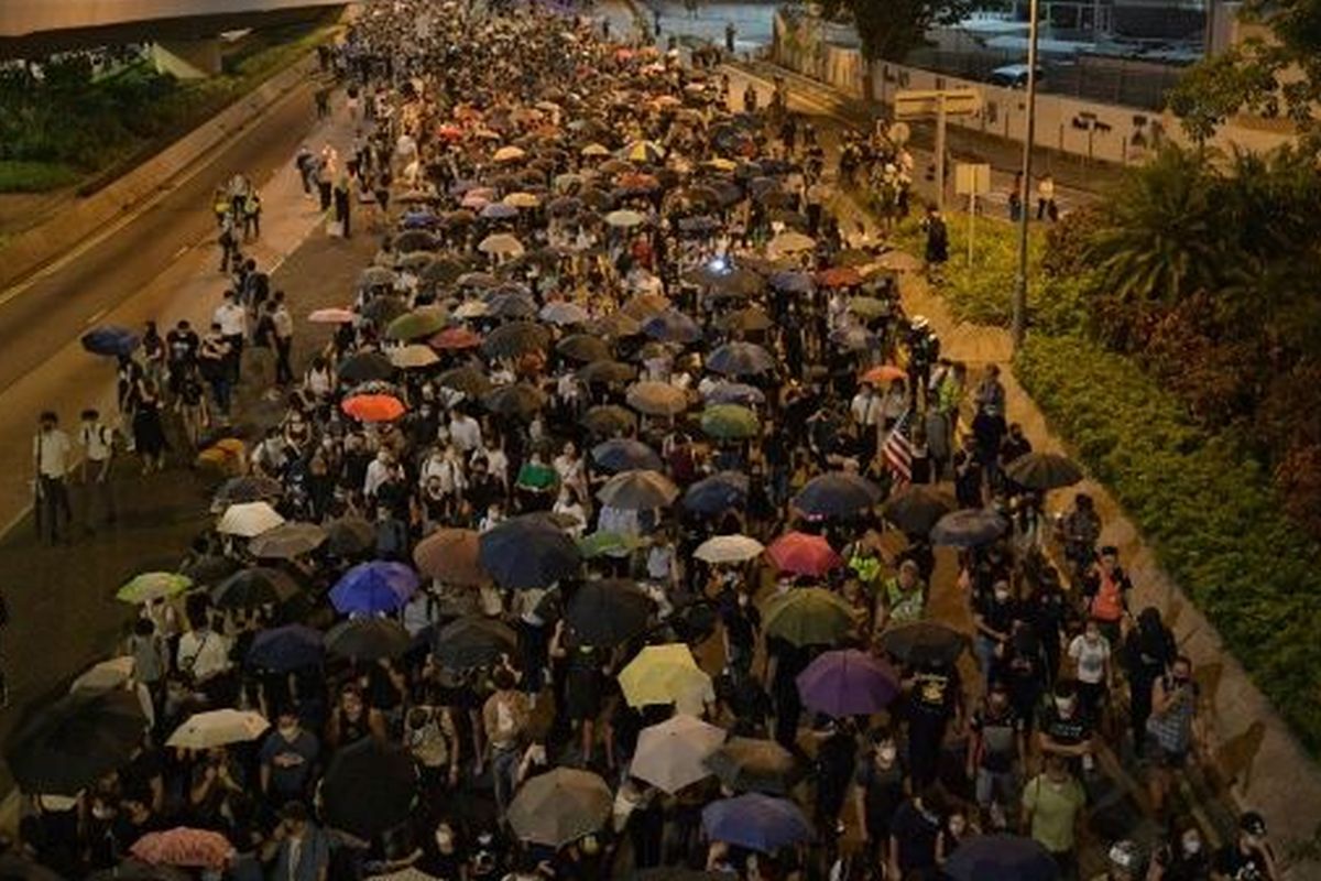 Hong Kong mask ban sparks violent clashes, rail shutdown