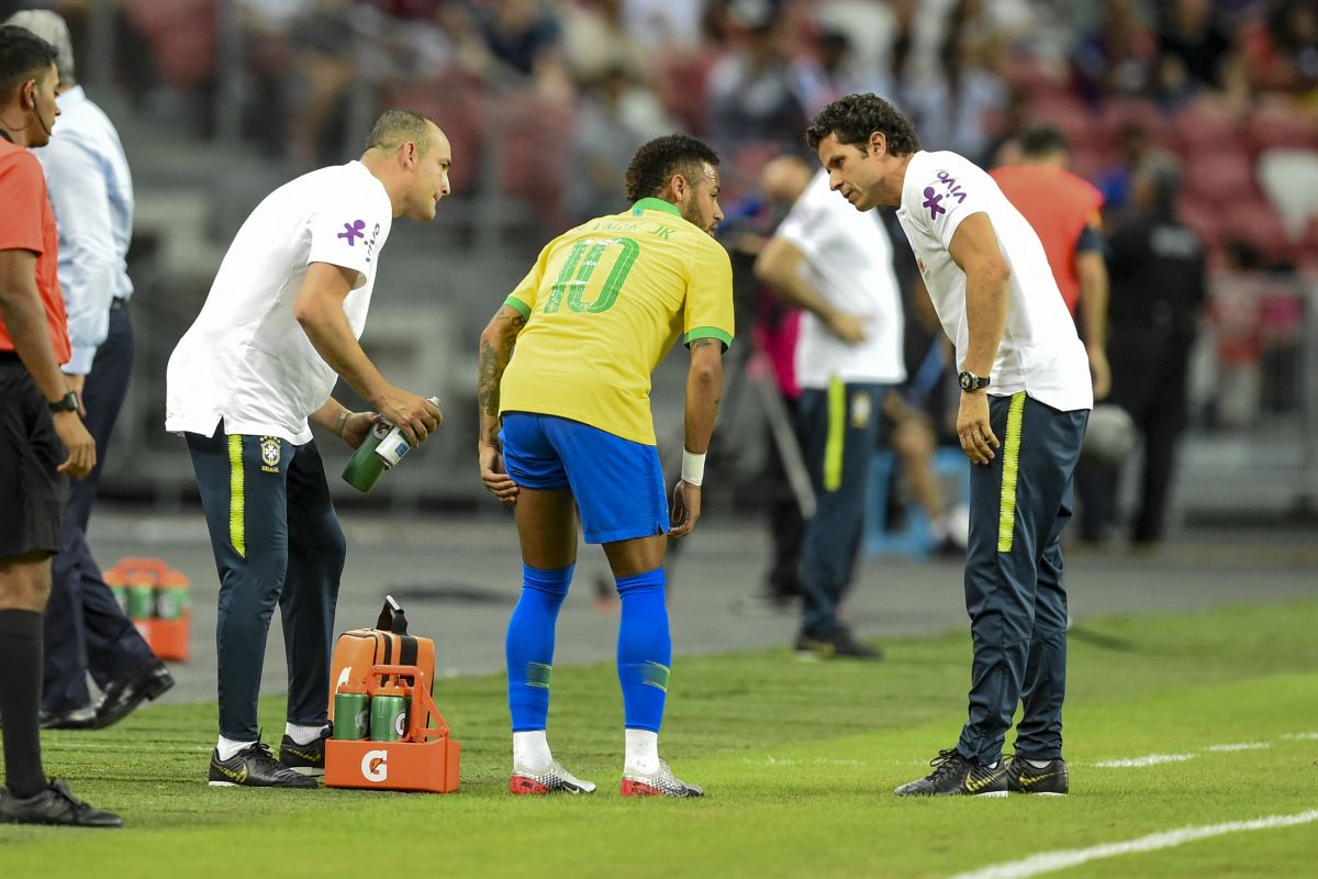 Neymar sidelined for four weeks after picking up hamstring injury