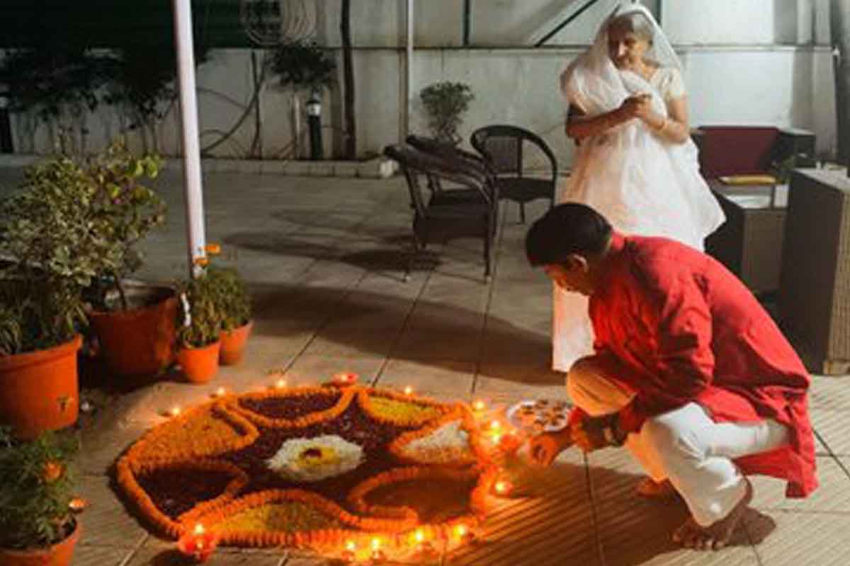 Delhi BJP chief Manoj Tiwari celebrates Diwali with residents of unauthorised colonies
