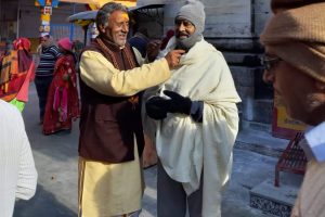 Hiding face with cap and shawl, Rajinikanth offers Puja in Badrinath