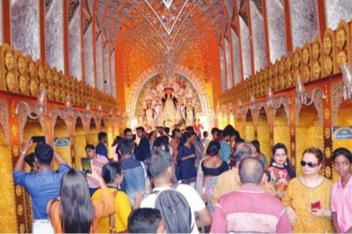 Maddening crowd at Pujas, pandals teem with revelers