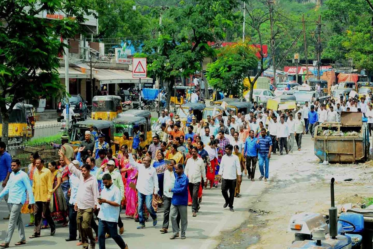Telangana bandh cripples normal life as transport strike enters 15th day; oppn backs it