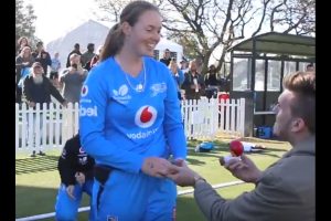 Australia woman cricketer gets marraige proposal from boyfriend on field