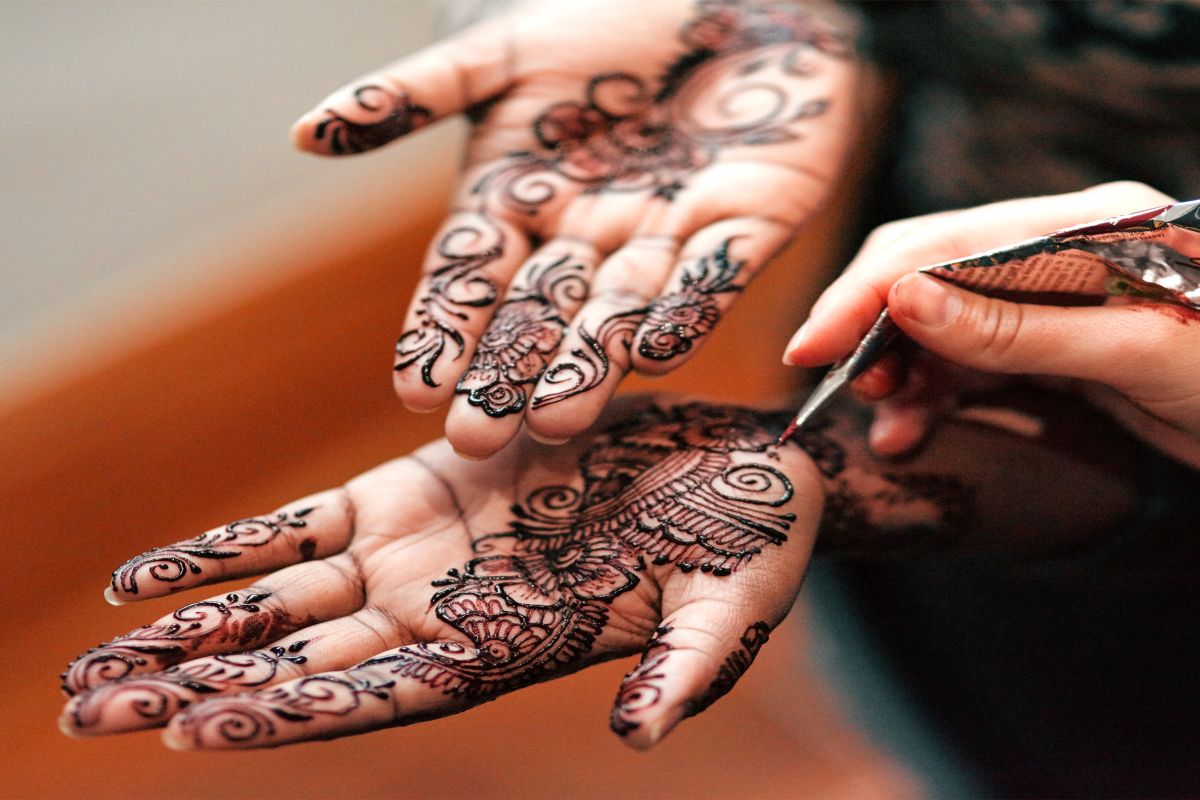 Mehndi designs to adorn your hands and feet this Karwa Chauth ...