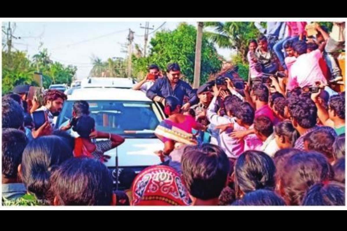 Protesters block Babul Supriyo’s way