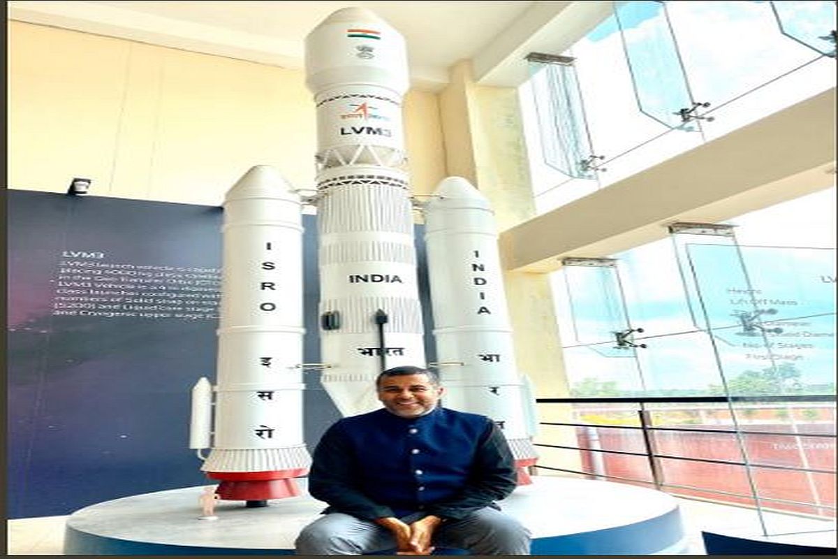 Chetan Bhagat tweets he was ISRO’s chief guest, twitterati asks ‘why’