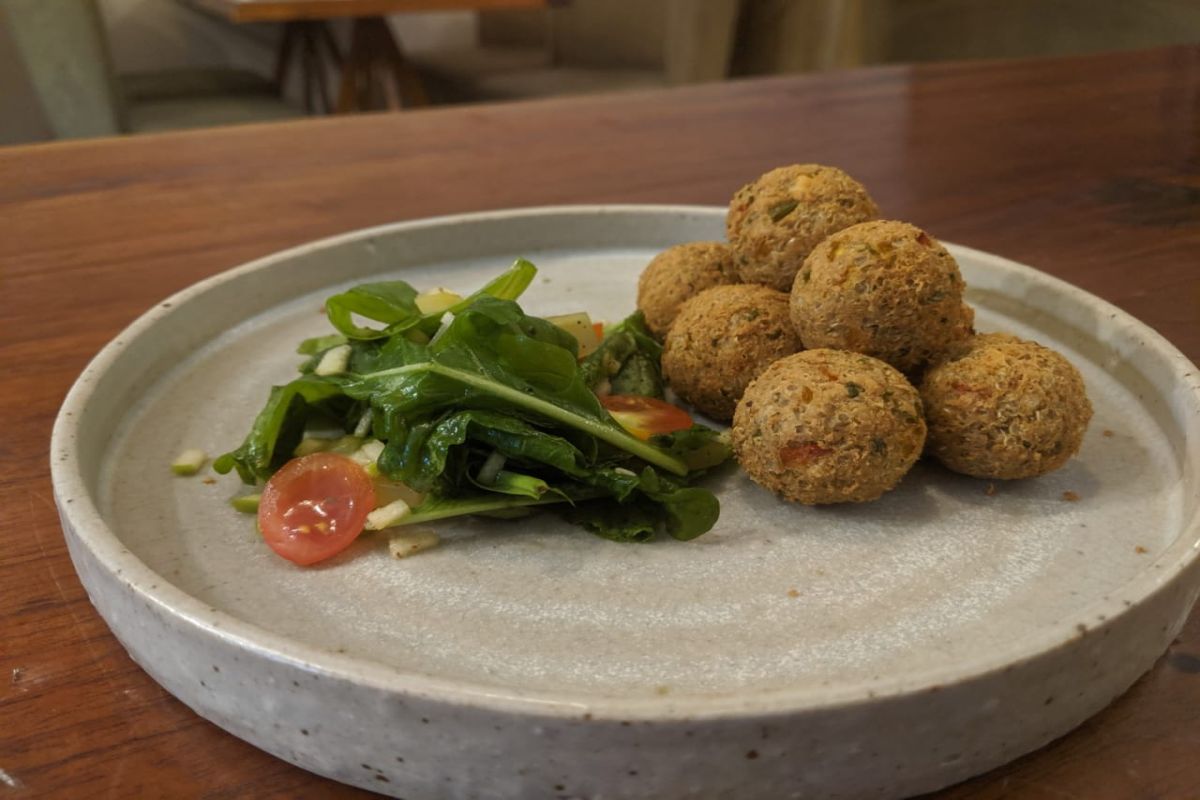 Chickpea and Quinoa Pop, Mango salsa, Apple Salsa, Rocket salad