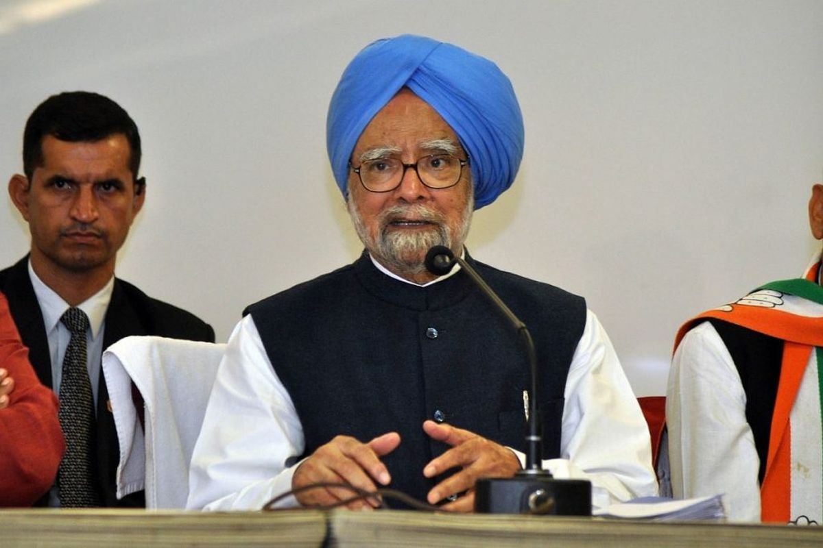Downfall in GDP worrisome, hope govt wakes up: Manmohan Singh