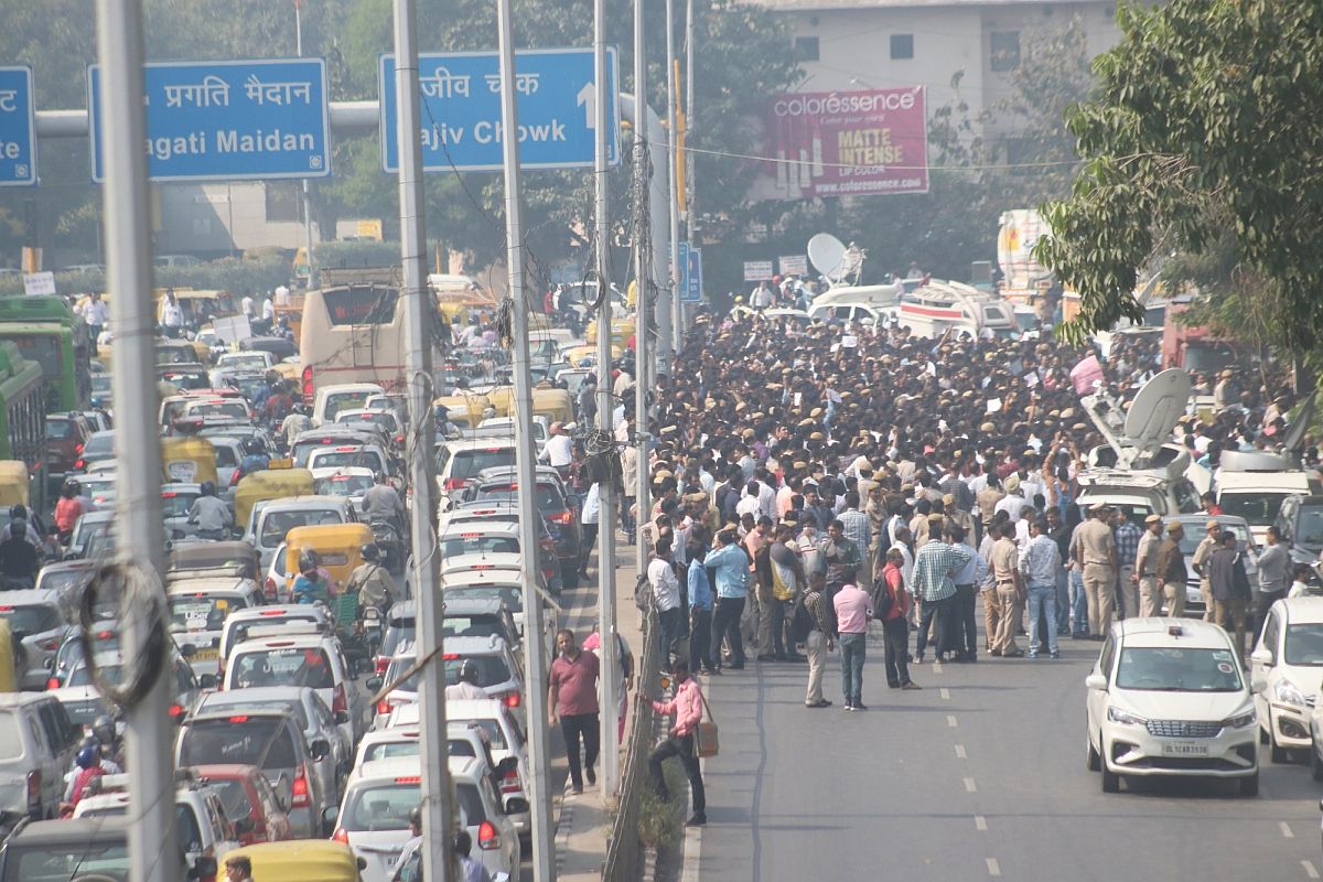 ‘Maintain peace, resume work’: Delhi top cop to police officers protesting attack at Tis Hazari