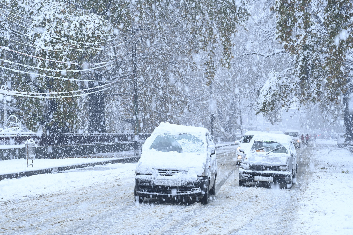 Early snow, rain throw normal life out of gear across J&K