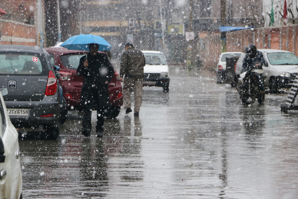 Snowfall in Kashmir to help bring pollution down