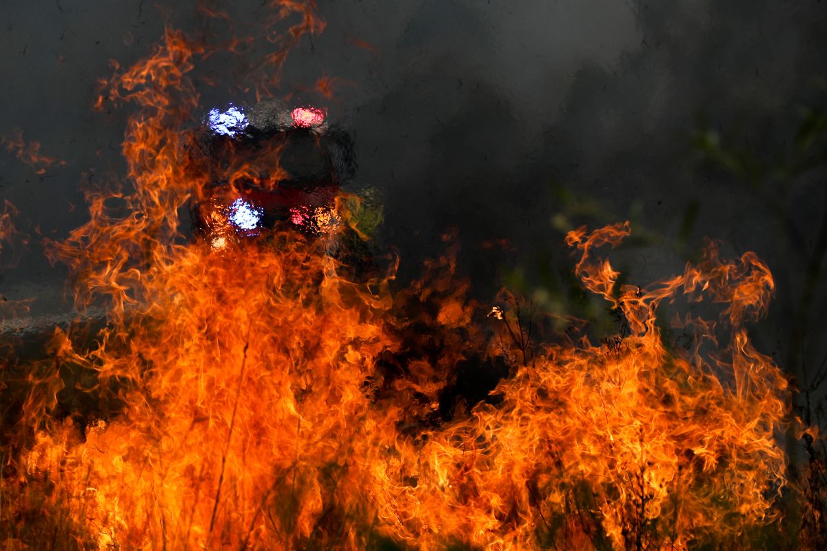 Australian bushfires: Firefighter on rescue operation lit seven blazes, says police
