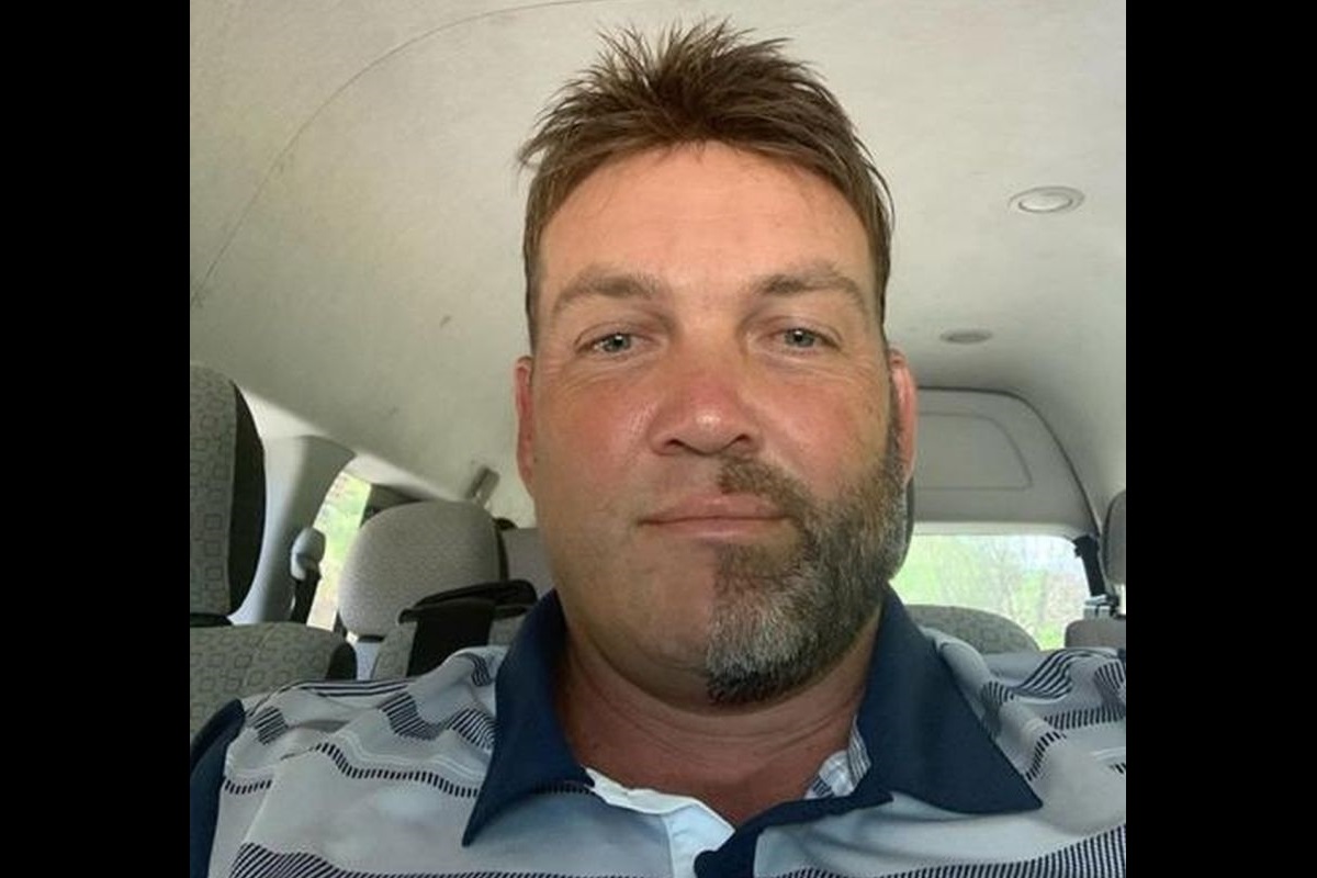 Why Jacques Kallis shaved exactly half of his beard & moustache?