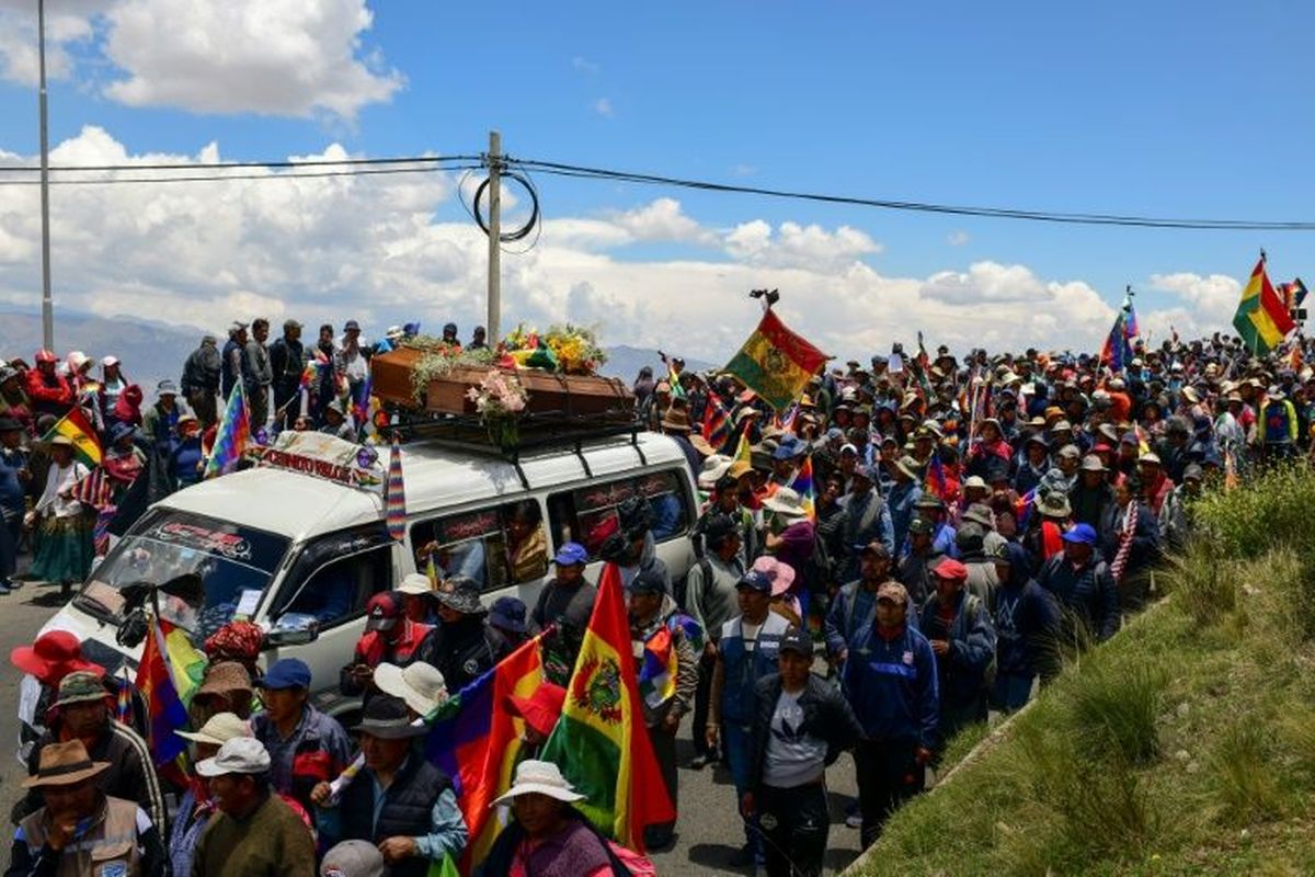 Police bust Bolivia funeral protest as Congress meets on election