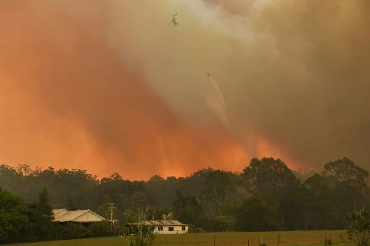 Rescue helicopter crashes during Australia bushfire operation