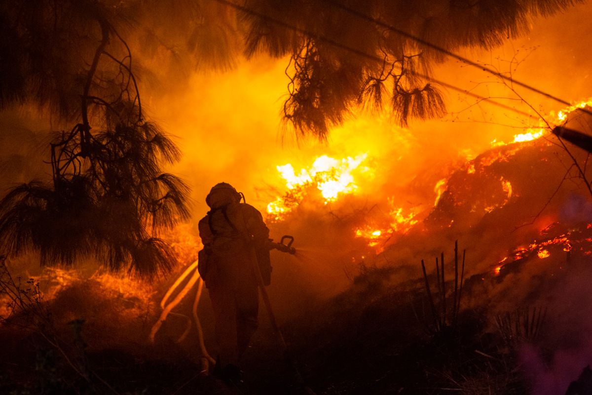 ‘Catastrophic’ conditions complicate dowsing of Australia bushfires