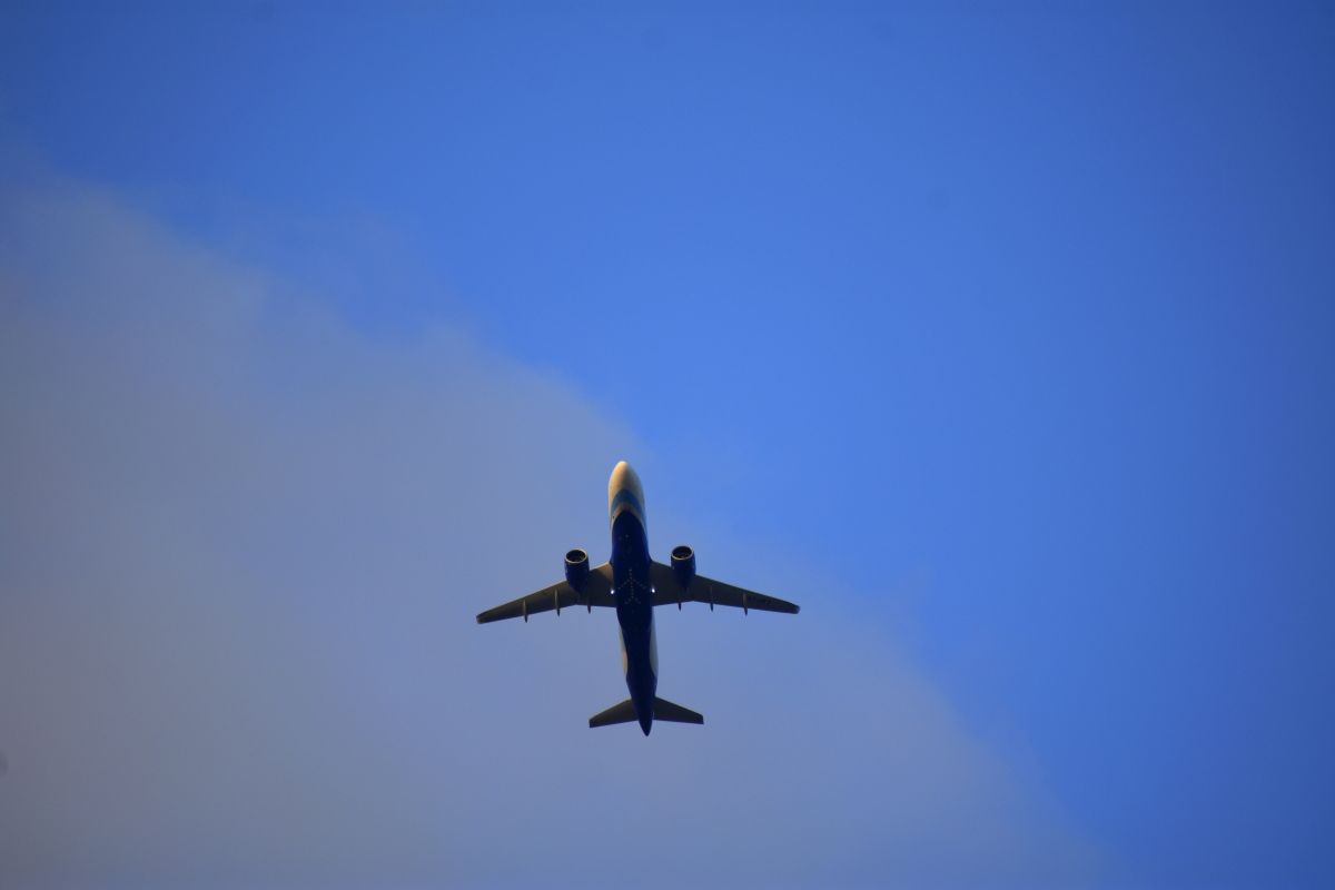 Singapore-bound plane makes emergency landing in Manila as engine fails