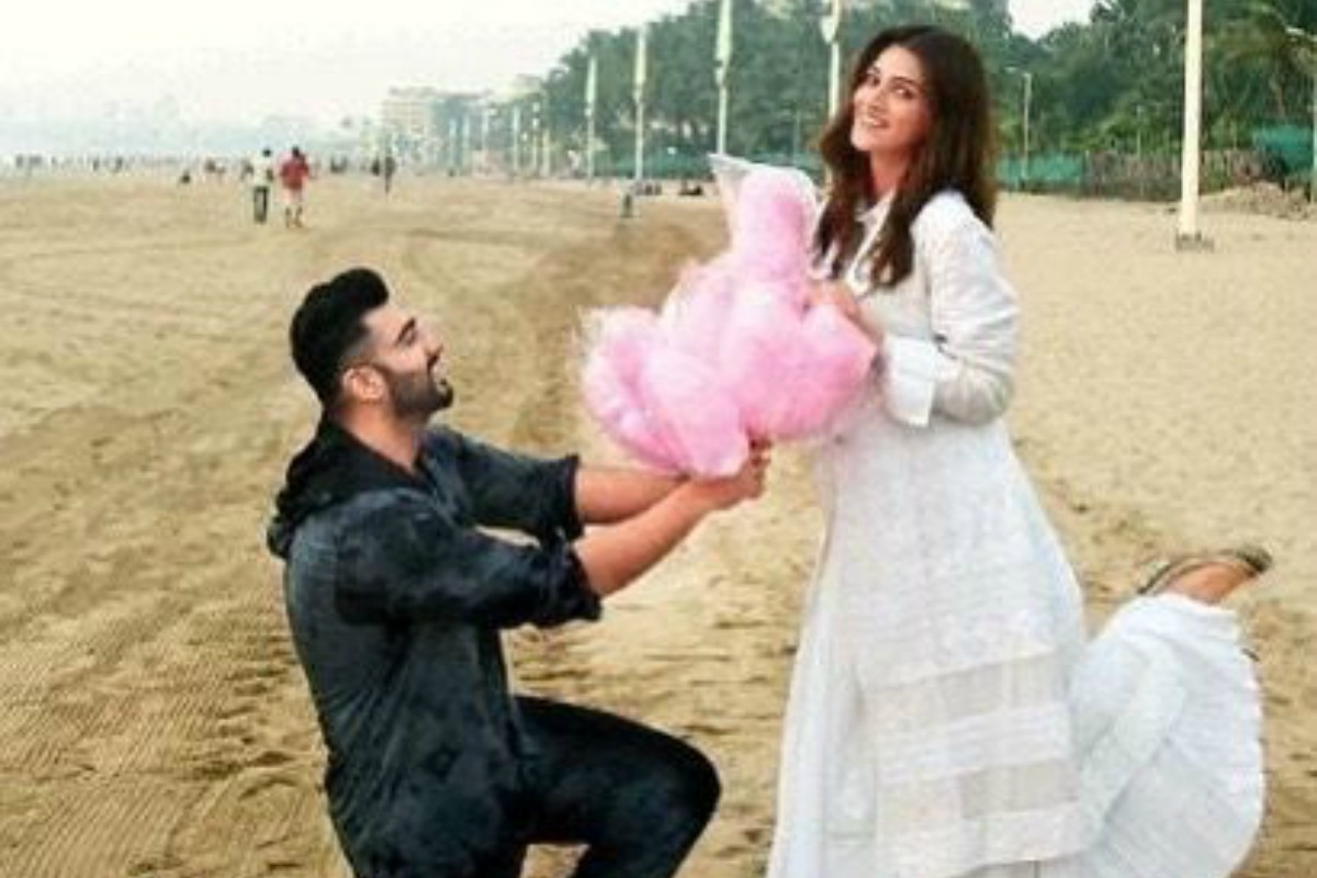 Arjun Kapoor proposes to Kriti Sanon with candy floss at Juhu Beach