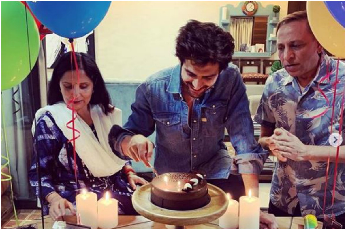 Kartik Aaryan turns 29; gets birthday surprise