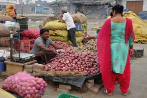 Opposition slams Kejriwal govt for the onion price hike in Delhi