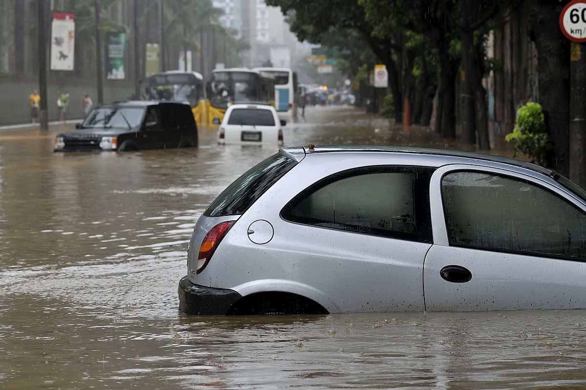 250 houses flooded after lake breach in Bengaluru, several cars and two-wheelers swept away
