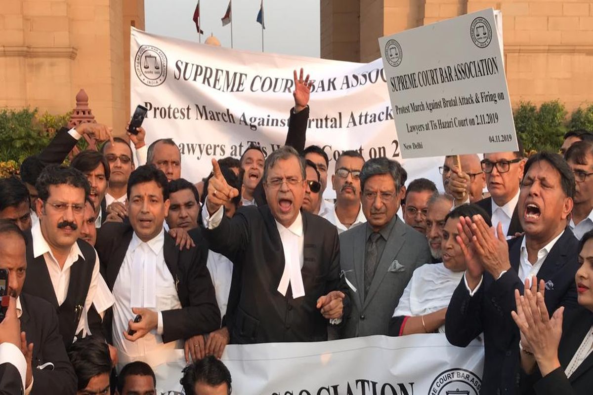 Tis Hazari violence: SC lawyers march to India Gate, demand cops’ suspension