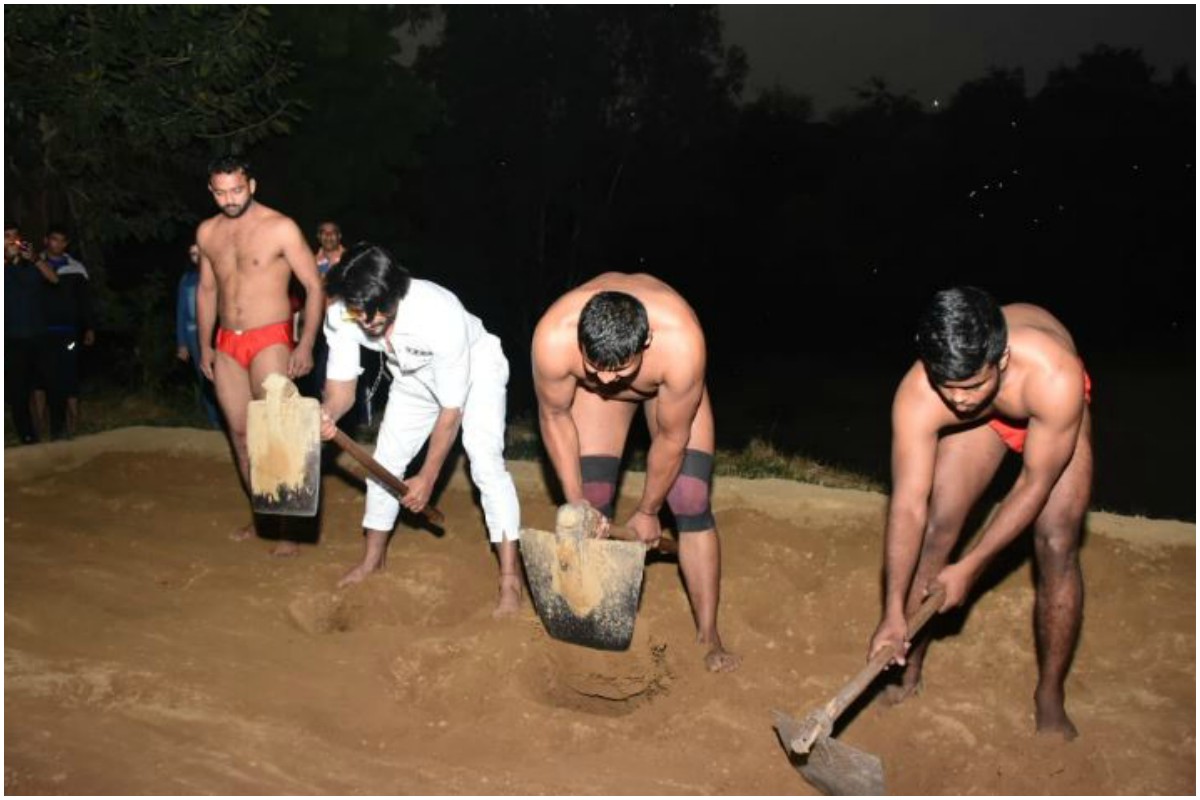 Watch| ‘Commando 3’ star Vidyut Jammwal wrestles with pahalwans