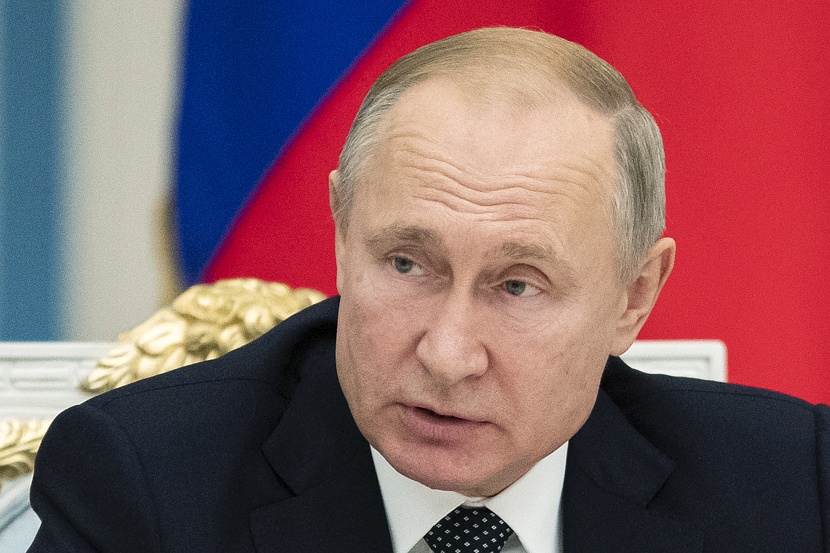 Vladimir Putin still uses obsolete Windows XP despite security risk