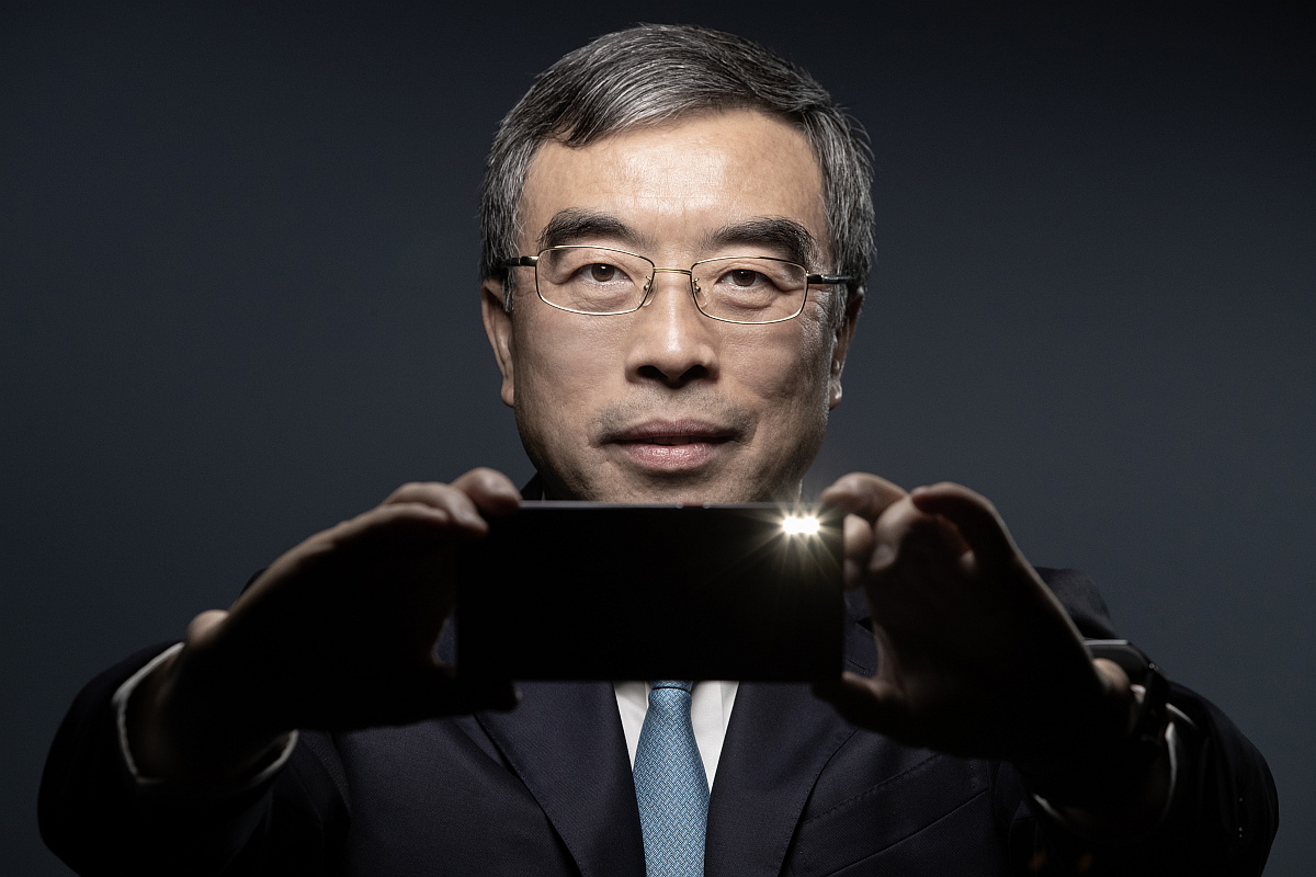 Huawei patents smartphone design with 180-degree triple flip cameras
