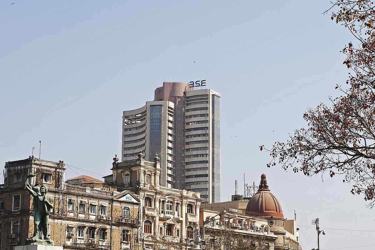 Sensex, Nifty end on a mixed note, top banks fall, automakers gain