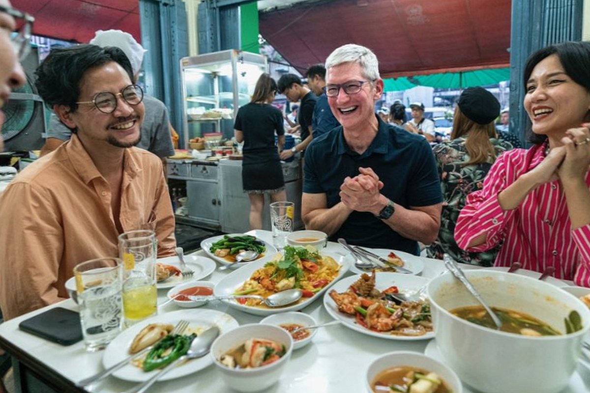 Tm Cook meets WWDC scholarship winners in Thailand during his Asia tour