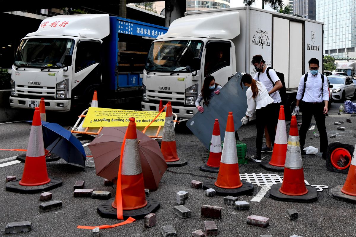Hong Kong police chief urges protesters to reject violence on Sunday