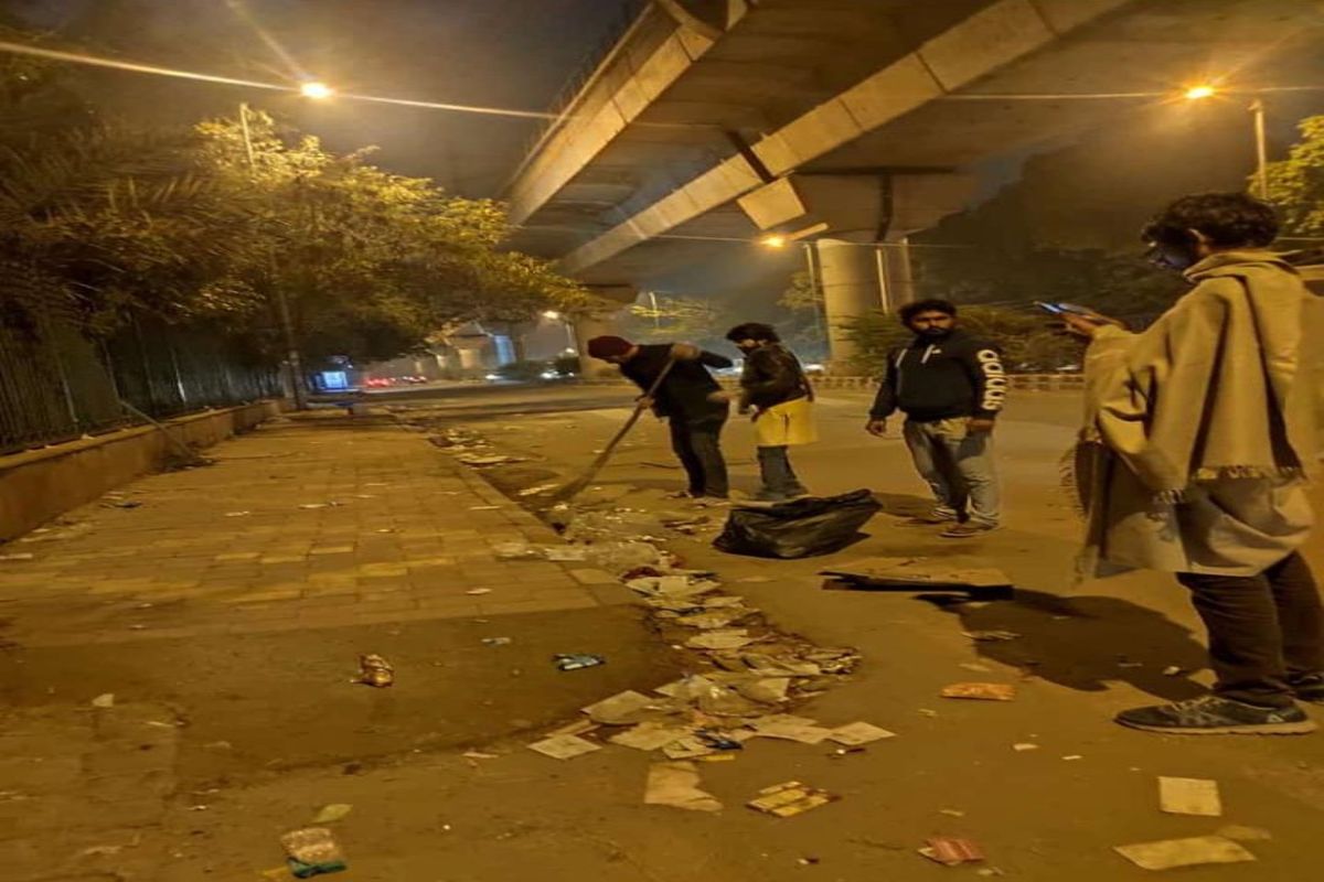 Protesting Jamia students clean up roads, win hearts