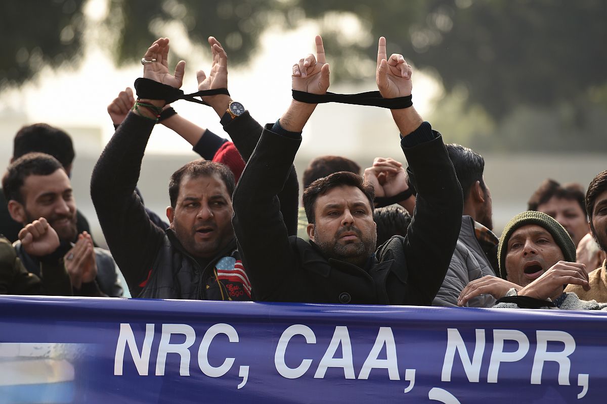 CAA protests: Hundreds march towards PM residence with hands tied, stopped by police - The Statesman