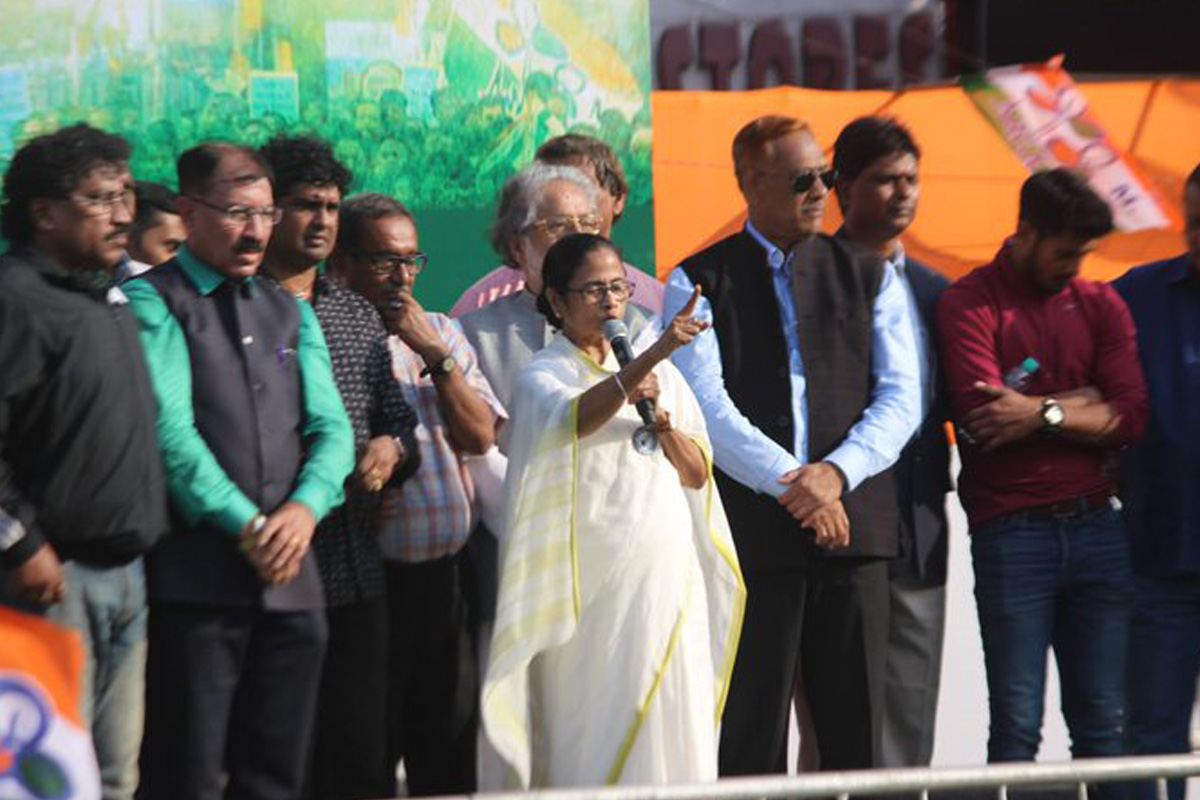 Don’t add fuel to fire, Mamata warns Shah