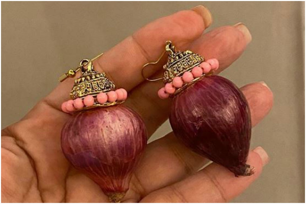 Twinkle Khanna gets onion earrings from Akshay, says ‘best present’