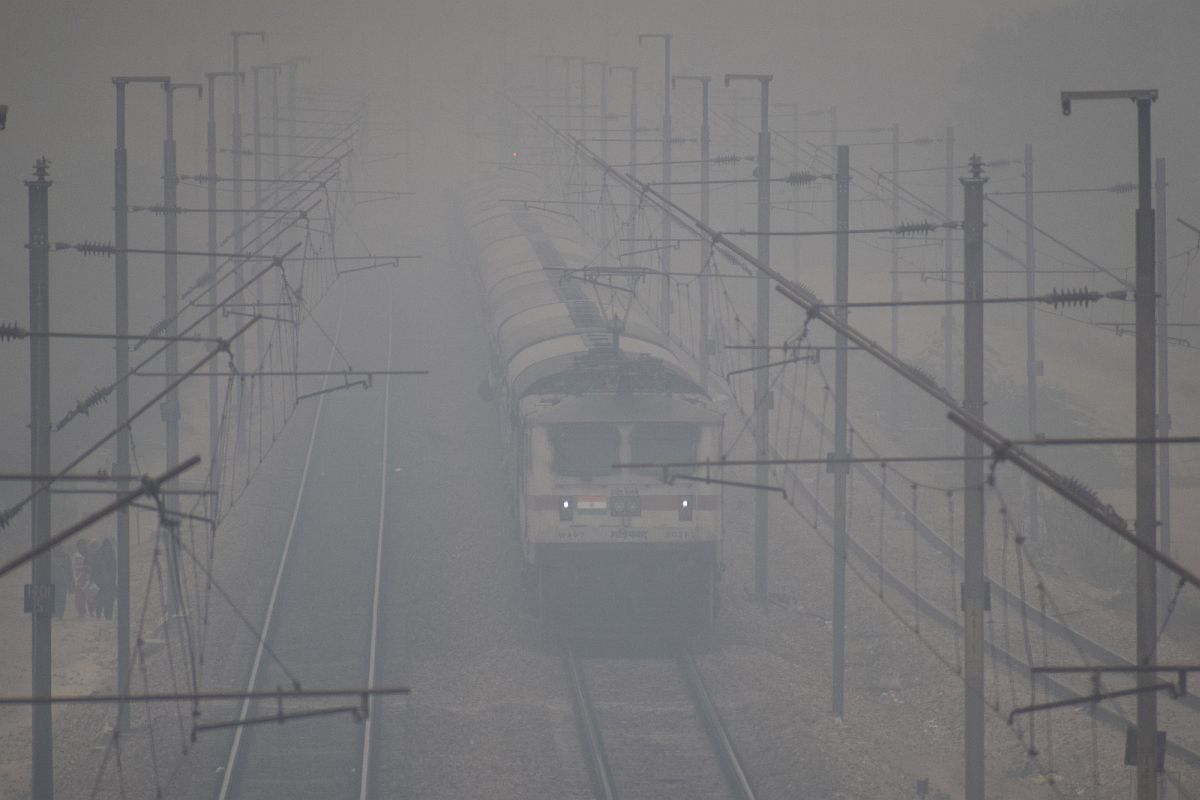 Thick fog delays 17 Delhi-bound trains; air quality ‘severe’ with partly cloudy skies