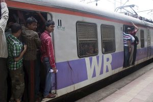 Maharashtra: 22-year-old woman dies after falling off from train in Thane