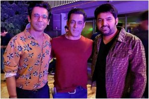 Kapil Sharma looks happy as he poses with Salman Khan and Sunil Grover