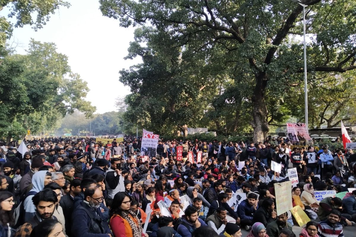 Meeting with MHRD ‘unsatisfactory’: Aishe Ghosh; JNU students march towards Rashtrapati Bhawan, detained