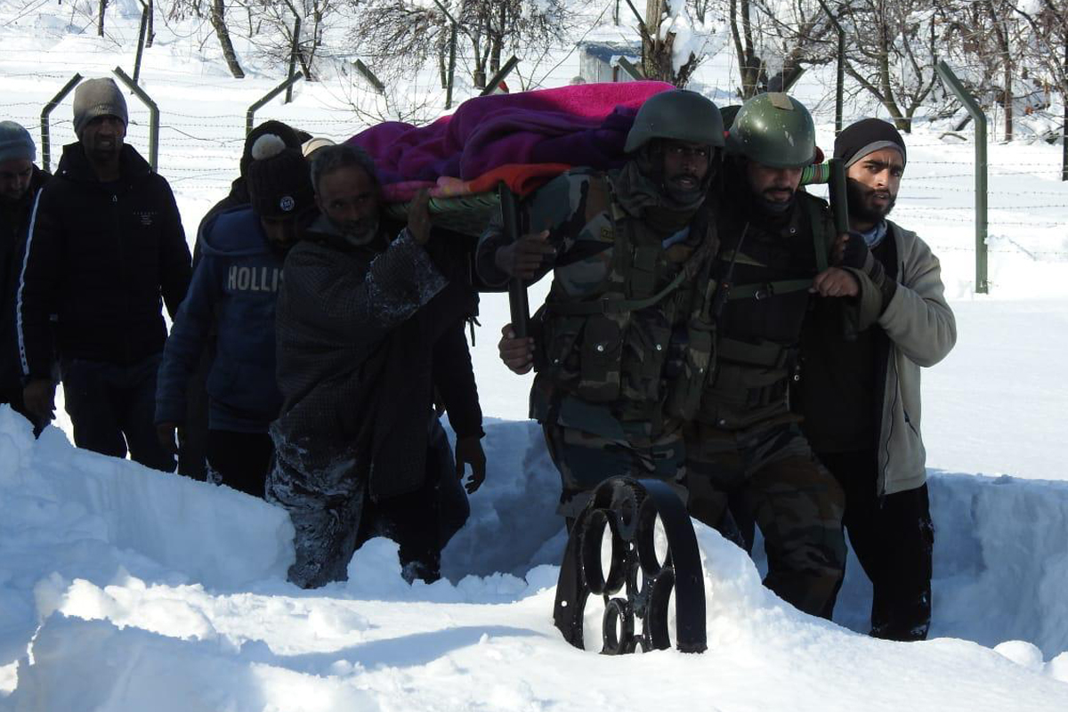 Army soldiers in Kashmir carry pregnant woman to hospital in waist-deep snow