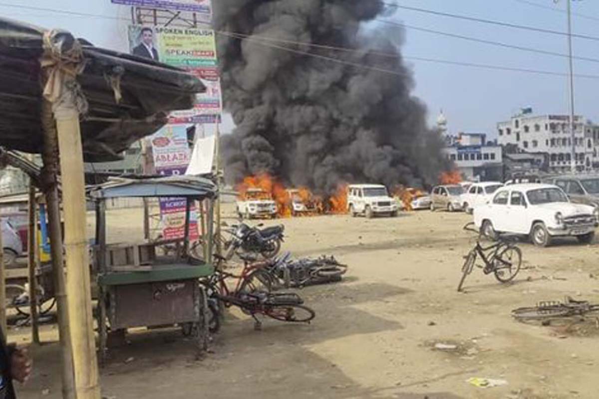 Strike supporters, police clash in Malda, 7 vehicles torched