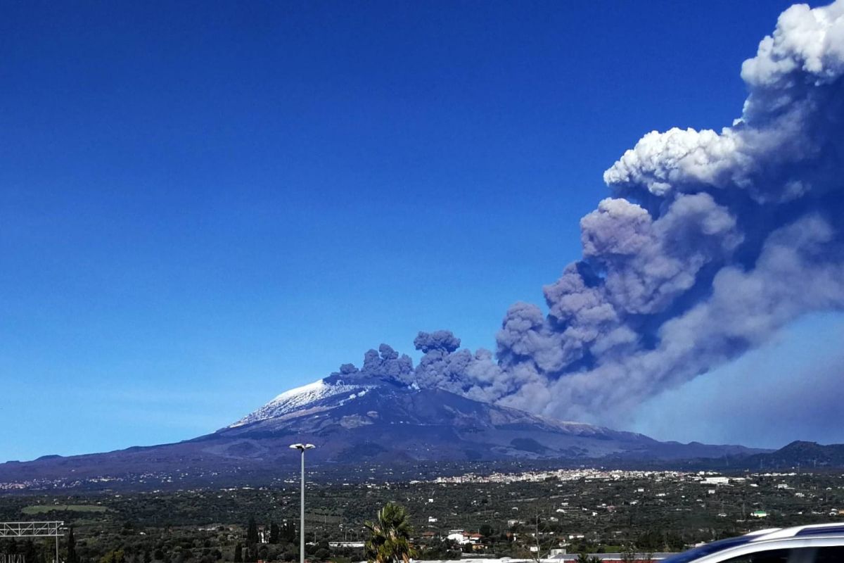 Philippines on alert over possible volcano eruption