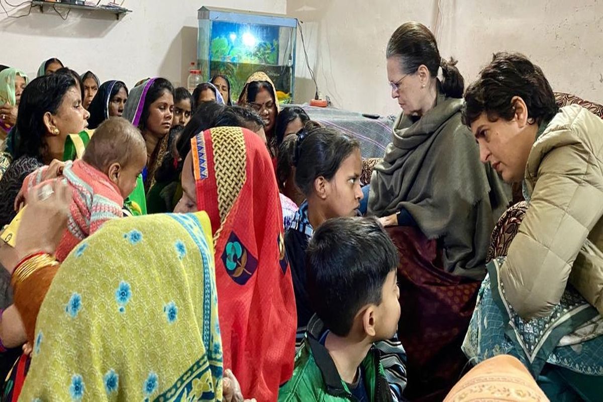 Sonia, Priyanka make unscheduled visit to families of accident victims in Amethi