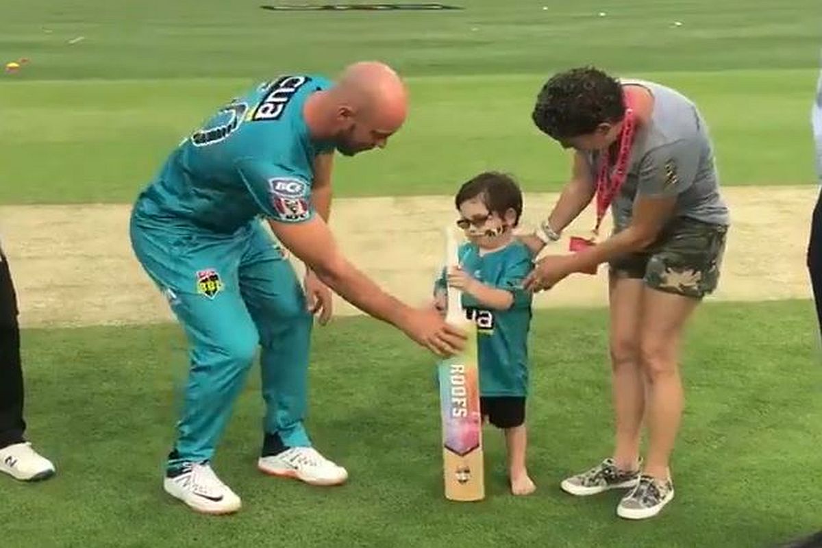 BBL: 5-year-old child suffering from brain cancer flips bat before match between Heat, Hurricanes